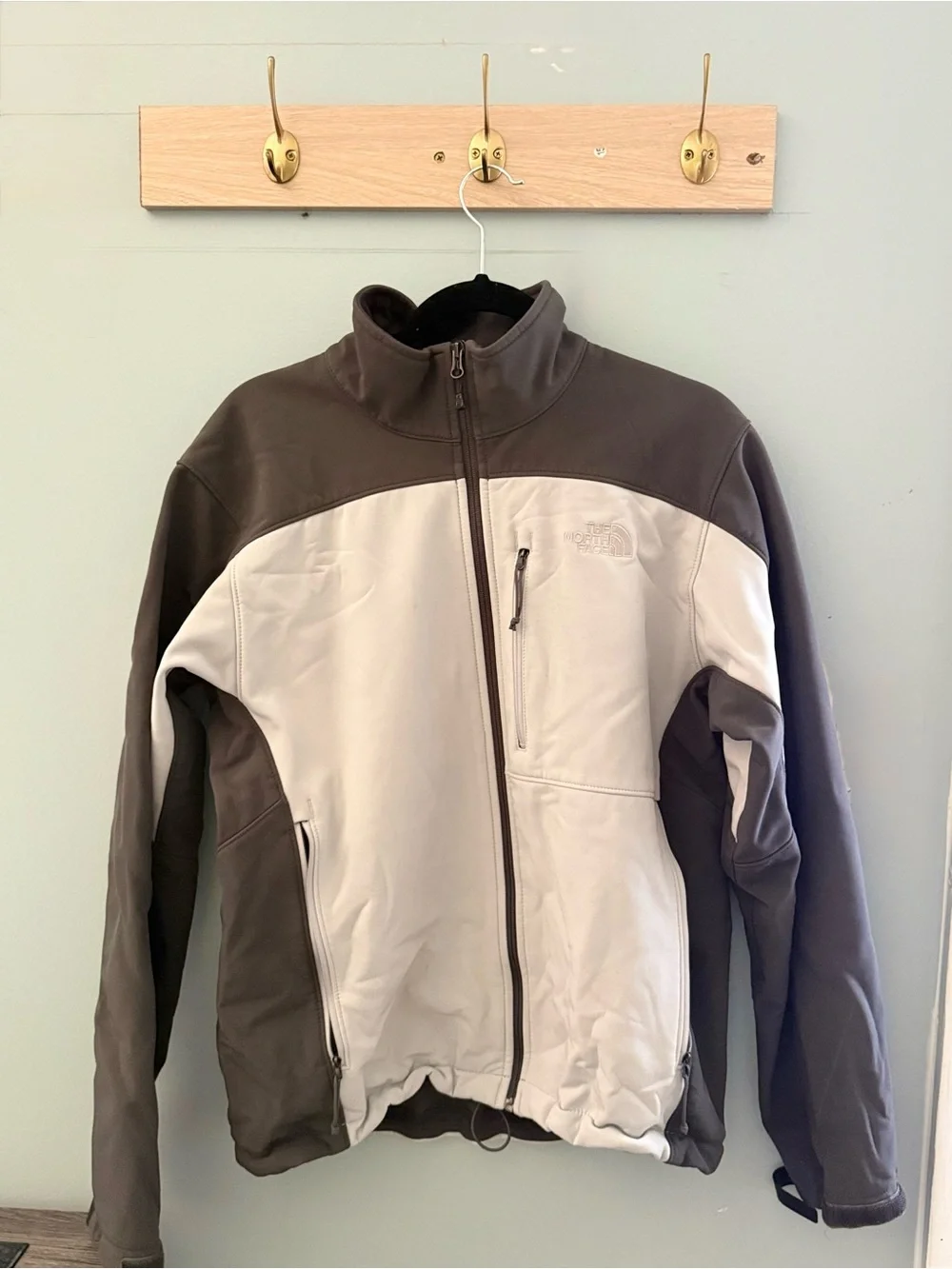 The North Face Men's Two-Tone Lightweight Jacket in Grey and Cream